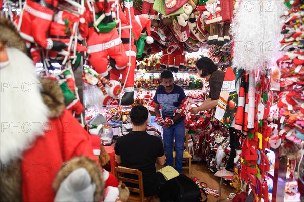 YIWU, June 26, 2019 () -- A foreign businessman(C) selects Christmas commodities at the Yiwu International Trade City in Yiwu, east China's Zhejiang Province, June 26, 2019. With over 400 plants producing Christmas commodities, Yiwu has come to its peak season of Christmas commodity production and sale recently. Yiwu's exports of Christmas products increased by 18.12 percent year on year to about 2.27 billion yuan (about 330 million U.S. dollars) in 2018.