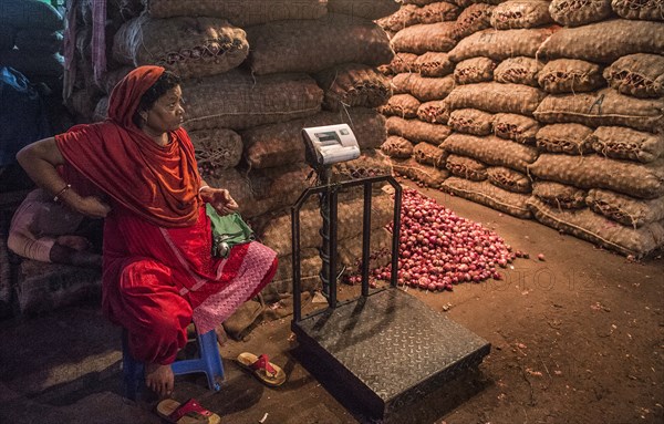(190927) -- Kolkata, Sept. 27, 2019 () -- An onion seller waits for customers at an onion wholesale market in Kolkata, India, Sept. 25, 2019. Price of onions have increased to nearly threefold over the past couple of weeks in India, allegedly due to heavy damages rendered to ready-for-harvest crop in south-western state of Maharashtra, and other nearby areas, by incessant rains this year. Sold at a price tag of around 20 Indian Rupees a kilogram in Delhi, and other parts in north India, the commodity is now available at nearly 60 Indian Rupees a kilogram.