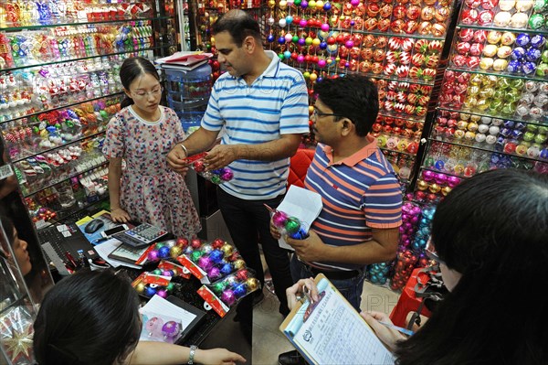 Yiwu, Aug. 23, 2015 () -- Photo taken on July 17, 2015 shows Indian traders selecting Christmas commodities at a mall in Yiwu, east China's Zhejiang Province. The total exports of Christmas commodities of Yiwu in July reached 270 million yuan (about 42 million U.S. dollars), increasing by 27.2 percent.