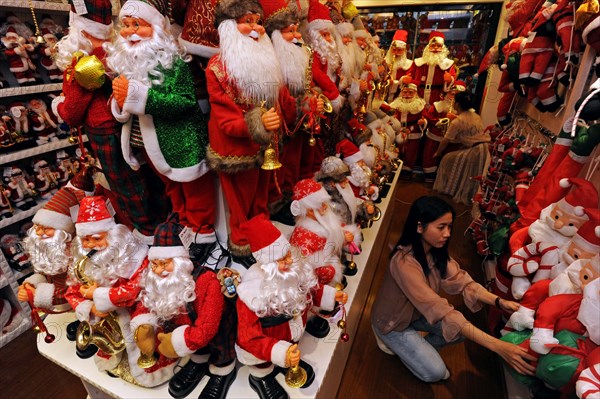Yiwu, May 17, 2017 () -- A seller arranges commodities for Christmas at the Yiwu International Shopping Mall in Yiwu City, east China's Zhejiang Province, May 12, 2017. According to Hangzhou customs, Zhejiang's foreign trade value amounted to 760.62 billion yuan (110.4 billion US dollars) from January to April in 2017, up 19.5 percent year on year.
