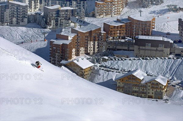 Skifahrer im Skigebiet von Les Ménuires, Frankreich | ski resort of Les Ménuires, north Alps mountain, France