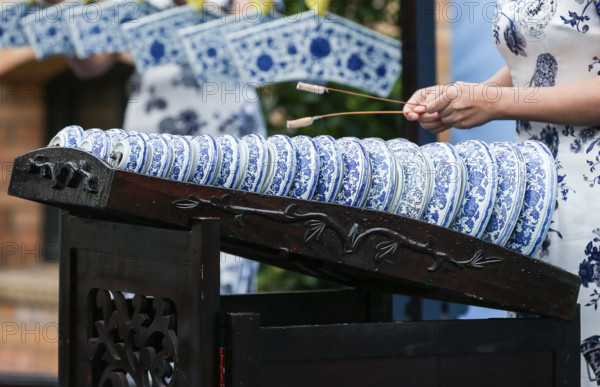 Instrument de musique traditionnel chinois en porcelaine