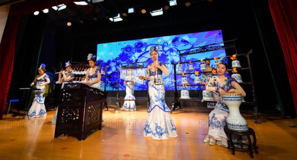 Musiciens jouant d'instruments de musique en porcelaine