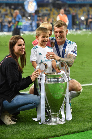 Toni KROOS (Real Madrid) posiert zusammen mit seiner Familie ,Ehefrau Jessica,Kinder Amelie und Leon mit dem Pokal,Cup,Trophaee, Fussball Champions League Finale 2018 / Real Madrid-FC Liverpool 3-1, Saison2017/18, am 26.05.2018, Stadion NSK Olimpiyskyi