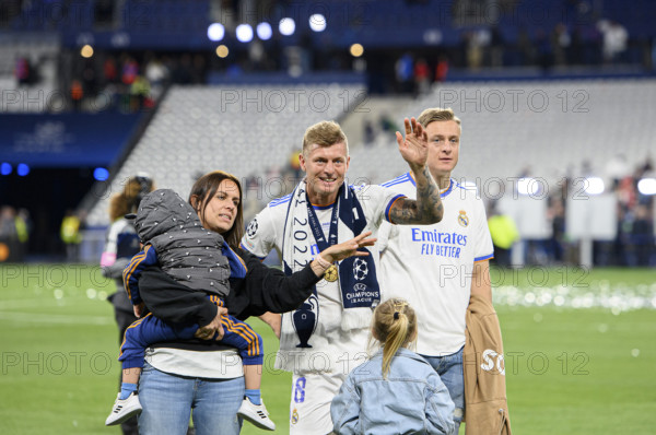 Toni KROOS (Real) mit Familie Ehefrau Jessica, Baby, Kinder, Bruder Felix KROOS r. Fussball Champions League Finale 2022, Liverpool FC (LFC) - Real Madrid (Real) 0:1, am 28.05.2022 in Paris/ Frankreich. Â