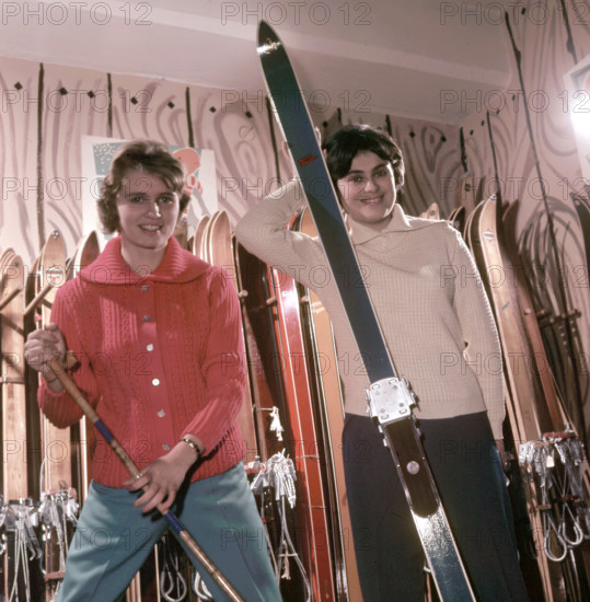 Models präsentieren Pullover für den Winter in einem HO-Kaufhaus, aufgenommen um 1960. Foto: Berliner Verlag / Archiv - KEINE BILDFUNKVERWENDUNG || Mininum fee EUR 40