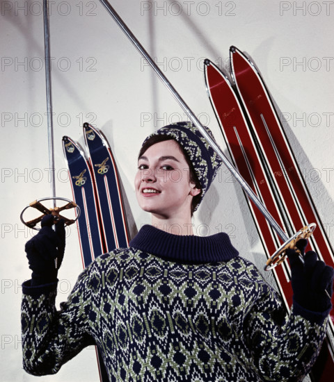 Ein Model präsentiert eine aktuelle Strickkollektion für den Winter 1961 / 1962. Foto: Berliner Verlag / Archiv - KEINE BILDFUNKVERWENDUNG || Mininum fee EUR 40
