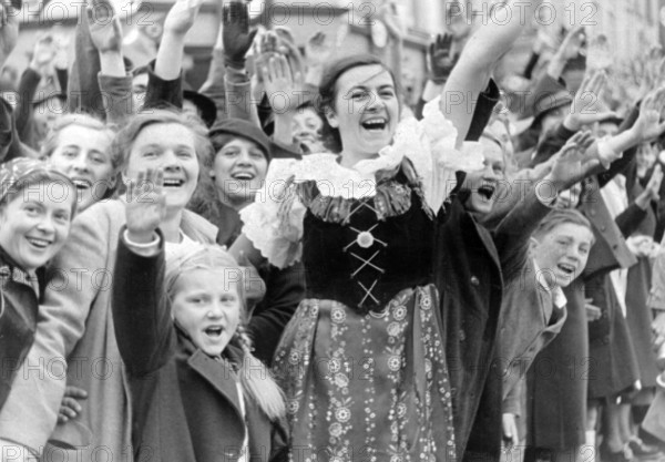 Das Motiv aus der nationalsozialistischen Propaganda zeigt jubelnde Sudetendeutsche in Karlsbad bei der Ankunft von Adolf Hitler, aufgenommen im Oktober 1938. (26_1) Foto: Fotoarchiv für Zeitgeschichte/Archiv / Stiehr - ACHTUNG! Keine Bildfunkverwendung! - || Mininum fee EUR 40