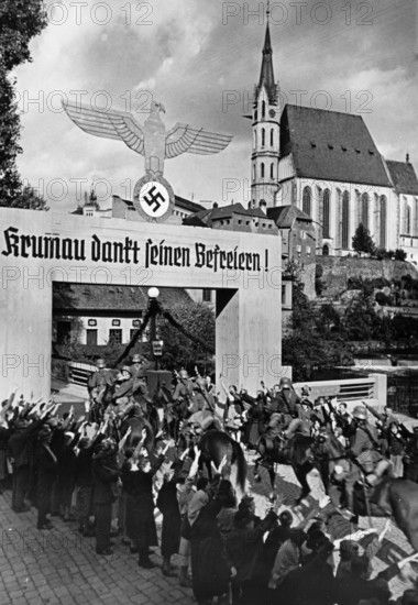 Besetzung tschechoslowakischer Gebiete (hier Cesky Krumlov in Tschechien) durch die Deutsche Wehrmacht nach dem Münchner Abkommen vom 30. September 1938 - die nationalsozialistische Propaganda schreibt dazu am 10.10.1938 auf der Rückseite dieses Bildes: "Der Einmarsch der deutschen Truppen in Böhmisch-Krumau. Wie überall im befreiten sudetendeutschen Gebiet so wurden die deutschen Truppen auch bei ihrem Einmarsch in die herrliche alte deutsche Stadt Böhmisch-Krumau mit überschwenglicher Begeisterung und Freude begrüßt." [Mängel in der Qualität durch historische Bildvorlage bedingt.] Foto: Fotoarchiv für Zeitgeschichte/Archiv - GESPERRT FÜR BILDFUNK - || Mininum fee EUR 40