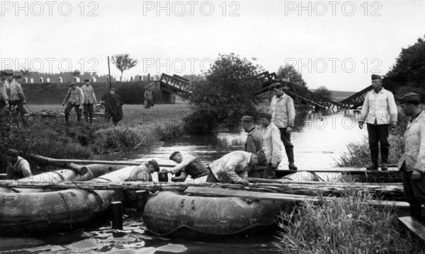 Bau einer Behelfsbrücke bei Graslitz (heute: Kraslice in Tschechien) durch die Deutsche Wehrmacht - die nationalsozialistische Propaganda schreibt dazu am 4.10.1938 auf der Rückseite dieses Bildes: "Deutsche Pioniere arbeiten im Sudetenland. Deutsche Pioniere sind nach der Besetzung sofort an die Arbeit gegangen und bauen eine Notbrücke bei Graslitz. Im Hintergrunde die von den Tschechen gesprengte Graslitzer Brücke." [Mängel in der Qualität durch historische Bildvorlage bedingt.] Foto: Fotoarchiv für Zeitgeschichte/Archiv - GESPERRT FÜR BILDFUNK - || Mininum fee EUR 40