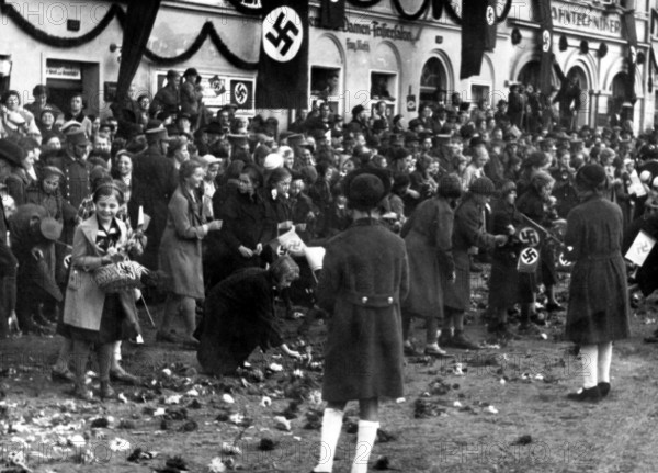Das Motiv aus der nationalsozialistischen Propaganda zeigt Adolf Hitler nach dem Münchner Abkommen vom 29. September 1938 bei einem feierlichen Empfang im Sudetenland. Aufnahmeort und -datum unbekannt. Foto: Fotoarchiv für Zeitgeschichte/Archiv - GESPERRT FÜR BILDFUNK - || Mininum fee EUR 40