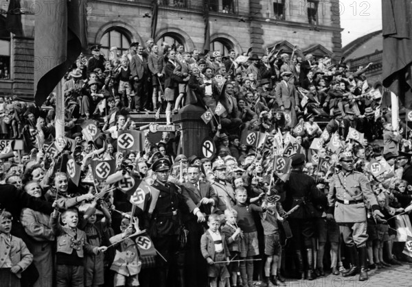 Feierlicher Empfang der Bevölkerung für Adolf Hitler und Benito Mussolini bei ihrer Ankunft am Münchner Bahnhof, aufgenommen am 29.09.1938. In der Nacht zum 30. September 1938 wurde in München das sogenannte "Münchner Abkommen" zur "Lösung" der Sudetenkrise geschlossen. Foto: Fotoarchiv für Zeitgeschichte/Archiv - KEINE BILDFUNKVERWENDUNG - || Mininum fee EUR 40