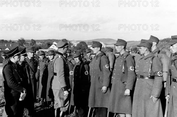 Das Motiv aus der nationalsozialistischen Propaganda zeigt Offiziere der Deutschen Wehrmacht mit einer Aufstellung des Sudetendeutschen Freikorps, aufgenommen im September / Oktober 1938. Foto: Fotoarchiv für Zeitgeschichte/Archiv - KEINE BILDFUNKVERWENDUNG - || Mininum fee EUR 40