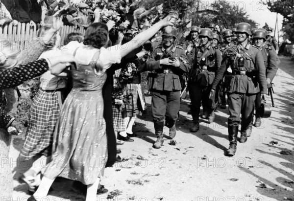 Das Motiv aus der nationalsozialistischen Propaganda zeigt die Begrüßung der einmarschierenden deutschen Truppen im Sudetenland nach dem Münchner Abkommen, aufgenommen im Oktober 1938. Aufnahmeort unbekannt. Foto: Fotoarchiv für Zeitgeschichte/Archiv - KEINE BILDFUNKVERWENDUNG - || Mininum fee EUR 40