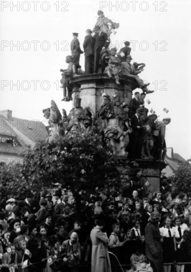 Das Motiv aus der nationalsozialistischen Propaganda zeigt Einheimische der Stadt Kratzau (heute Chrastava in Tschechien), die nach der Angliederung des Sudetenlandes an das Deutsche Reich auf die Ankunft von Adolf Hitler warten, aufgenommen im Oktober 1938. Am 10. Oktober 1938 wurde die bis dahin tschechoslowakische Stadtgemeinde Chrastava von den deutschen Truppen besetzt, im April 1939 erfolgte die Eingliederung in den neuen Reichsgau Sudetenland. Foto: Fotoarchiv für Zeitgeschichte/Archiv - KEINE BILDFUNKVERWENDUNG - || Mininum fee EUR 40