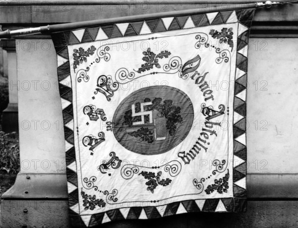 Das Motiv aus der nationalsozialistischen Propaganda zeigt die Parteifahne der Nationalsozialistischen Arbeiterpartei (NSAP) von Aussig (heute Usti nad Labem in Tschechien), die sich seit 1934 in Dresden befand und nach dem Münchner Abkommen am 29. September 1938 mit dem "Anschluß" des Sudetenlandes zurück nach Aussig (heute Usti nad Labem in Tschechien) gebracht wurde, aufgenommen im November 1938. Foto: Fotoarchiv für Zeitgeschichte/Archiv - KEINE BILDFUNKVERWENDUNG - || Mininum fee EUR 40