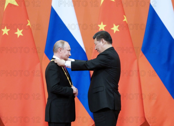 (180608) -- BEIJING, June 8, 2018 () -- Chinese President Xi Jinping awards his Russian counterpart Vladimir Putin the first-ever Friendship Medal of the People's Republic of China at the Great Hall of the People in Beijing, capital of China, June 8, 2018. (/Yao Dawei) (lb)