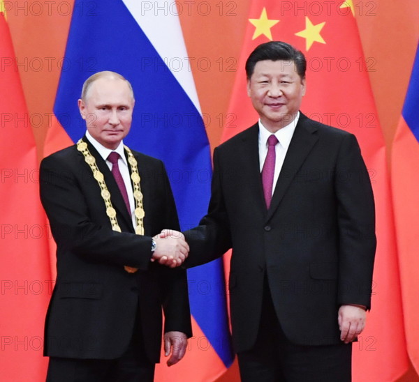 (180608) -- BEIJING, June 8, 2018 () -- Chinese President Xi Jinping awards his Russian counterpart Vladimir Putin the first-ever Friendship Medal of the People's Republic of China at the Great Hall of the People in Beijing, capital of China, June 8, 2018. (/Shen Hong) (lb)