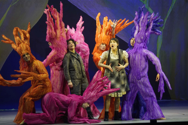 Susan Zarrabi und Alma Sade bei der Fotoprobe der Oper 'Hänsel und Gretel'