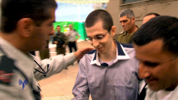 Der Videograb eines FIlm der israelischen Armee zeigt Gilad Schalit am Dienstag (18.102011) nach seiner Freilassung. Mehr als fünf Jahre nach seiner Entführung in den Gazastreifen ist der israelische Soldat Gilad Schalit in seine Heimat zurückgekehrt. Foto: Israelische Armee dpa ++