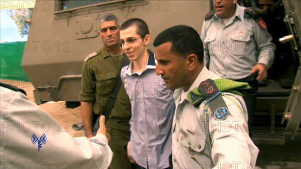 Der Videograb eines Film der israelischen Armee zeigt Gilad Schalit am Dienstag (18.102011) nach seiner Freilassung. Mehr als fünf Jahre nach seiner Entführung in den Gazastreifen ist der israelische Soldat Gilad Schalit in seine Heimat zurückgekehrt. Foto: Israelische Armee dpa ++