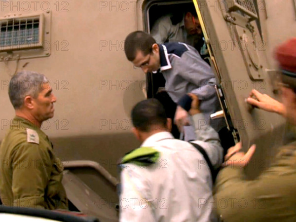 Der Videograb eines Film der israelischen Armee zeigt Gilad Schalit am Dienstag (18.102011) nach seiner Freilassung. Mehr als fünf Jahre nach seiner Entführung in den Gazastreifen ist der israelische Soldat Gilad Schalit in seine Heimat zurückgekehrt. Foto: Israelische Armee dpa +++ dpa-Bildfunk +++