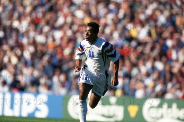 Fussball, firo : 15.06.1996 Fussball EM Euro Europameisterschaft 1996 Gruppenphase , Gruppe 2 , Gruppe B , Archivfoto , Archivbilder Frankreich - Spanien 1:1 Patrice Loko , ganze Figur