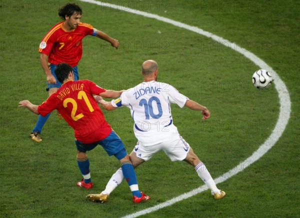 Spanish players Raul (back) and David Villa (L) vie with Zinedine Zidane (R) from France during the 2nd round match of 2006 FIFA World Cup between Spain and France in Hanover on Tuesday, 27 June 2006. OLIVIER MATTHYS +++ Mobile Services OUT +++
