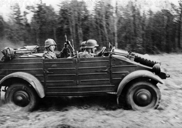 Das Motiv aus der nationalsozialistischen Propaganda zeigt Angehörige der deutschen Wehrmacht in einem VW Typ 82 "Kübelwagen", aufgenommen um 1941. Foto: Fotoarchiv für Zeitgeschichte/Archiv (9_17) - - - ACHTUNG! Keine Bildfunkverwendung! - || Mininum fee EUR 40