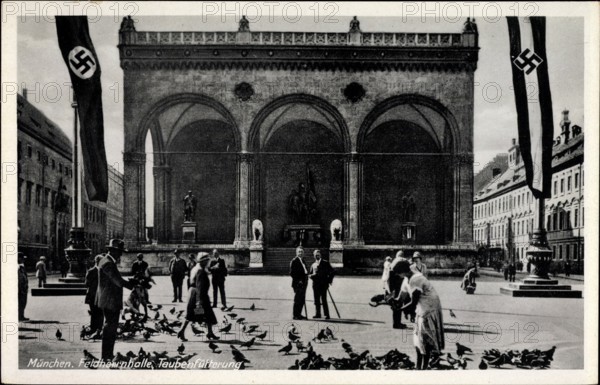 München, Feldherrnhalle, Passanten, Taubenfütterung