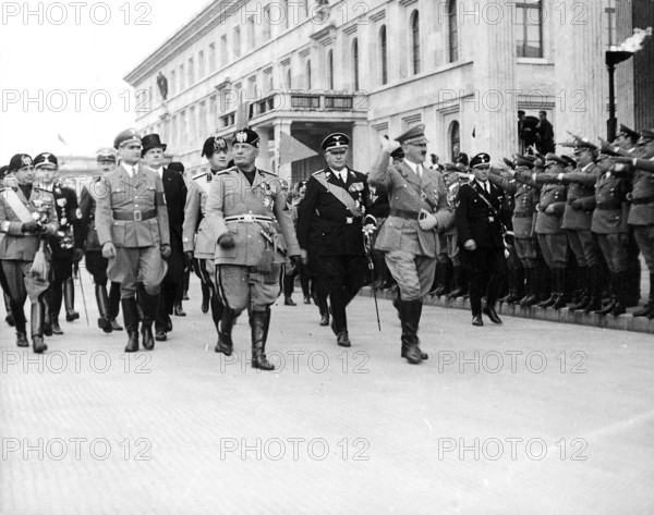 Benito Mussolini und Adolf Hitler auf dem Königsplatz in München am 25. September 1937(im Hintergrund der Führerbau). Hinter ihnen v.l.: Der Stellvertreter des Führers Reichsminister Rudolf Hess, Aussenminister Graf Ciano und Aussenminister Freiherr von Neurath.