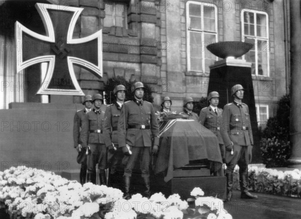 Nach der Ermordung durch tschechische Widerstandskämpfer halten SS-Männer Ehrenwache am Sarg Heydrichs. (Aufnahmedatum: 01.01.1942-31.12.1942)