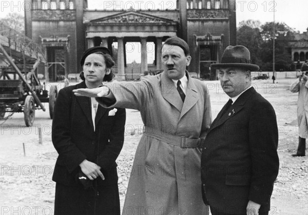 Adolf Hitler mit dem Architekten Professor Gall (rechts) und Gerdy Troost auf dem Königsplatz in München. Er erläutert seine Wünsche für die Umgestaltung des Königsplatzes, 1934. (Aufnahmedatum: 01.01.1934-31.12.1934)