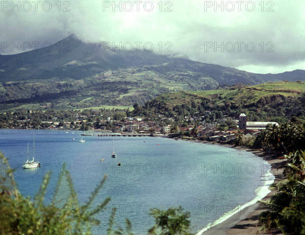 Vue sur l'ancienne capitale Saint Pierre (Martinique) avec le volcan de la Montagne Pelée en arrière-plan. Lors de l'éruption du volcan en 1902, la ville portuaire de Saint-Pierre a été entièrement détruite et environ 40.000 personnes ont perdu la vie. +++(c) dpa - Report+++