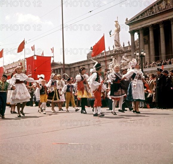 Eine tschechische Volkgruppe in Trachten nimmt zusammen mit den Kommunisten am 1. Mai 1969 an der Demonstration zum Tag der Arbeit in der österreichischen Hauptstadt Wien teil.