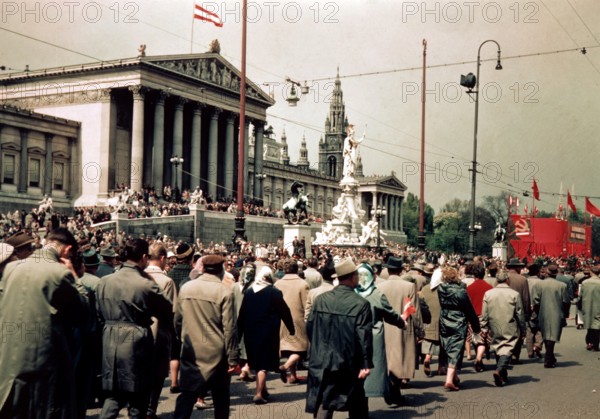 Anhänger der Kommunistischen Partei während der Demonstration zum Tag der Arbeit am 1. Mai 1969 in der österreichischen Hauptstadt Wien.