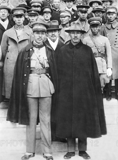 Der chinesische General Chang Hsueh-Liang und der chinesische Präsident des Exekutiv-Rates und General Chiang Kai-shek (eigtl. Chiang Chung-cheng).