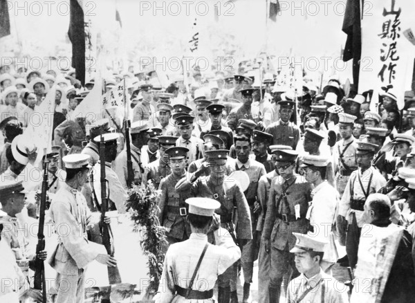 Der chinesische General Chiang Kai-shek (eigtl. Chiang Chung-cheng) bei einer Parade nach dem Einmarsch seiner Truppen in Schanghai.