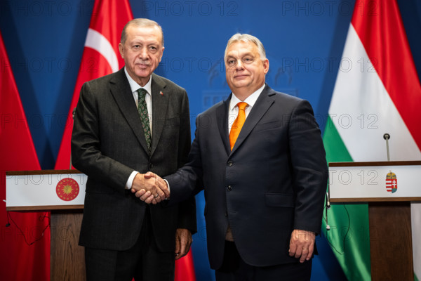 Viktor Orban (r), Premierminister von Ungarn, und Recep Tayyip Erdogan, Präsident der Türkei, geben im Karmeliterkloster gemeinsam eine Erklärung ab. Orban hat den türkischen Präsidenten Erdogan zu dessen eintägigen Besuch empfangen.