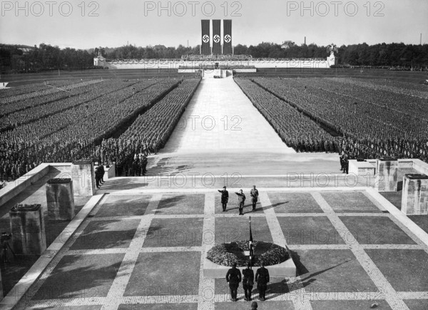 Gesamtüberblick über die Luitpoldarena in Nürnberg während des 'Appells der braunen Armee' auf dem Reichsparteitag 1934. Adolf Hitler, Heinrich Himmler und Viktor Lutze, der neue SA-Stabschef bei der Ehrung der Toten - des Hitlerputsches - auf dem Vorhof des Gefallenendenkmals. (Aufnahmedatum: 01.09.1934-30.09.1934)