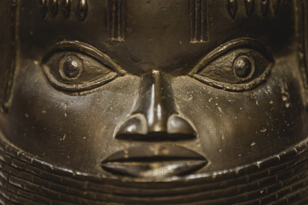 Benin-Bronze, aufgenommen im Rahmen der Zeremonie zur Rueckgabe der Benin-Bronzen an Nigeria in Abuja, 20.12.2022. Deutschland gibt im Rahmen der Restitution zahlreiche Kunstgegenstaende, die als Beutekunst aus dem 19. Jahrhundert gelten, an den Staat Nigeria zurueck. Fuer die offizielle Uebergabe sind unter anderem Bundesaussenministerin Baerbock sowie Kulturstaatsministerin Roth und Direktorinnen und Direktoren deutscher Museen mitgereist. - Fotografiert im Auftrag des Auswärtigen Amts.