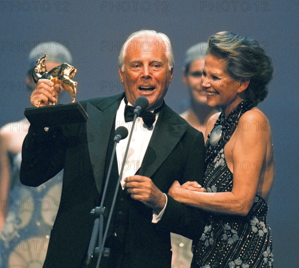 Claudia Cardinale freut sich mit Modeschöpfer Giorgio Armani über seinen Bambi, den sie ihm als Preisträger in der Sparte "Mode" überreichte. Bei der 50sten Bambi-Verleihung wurden am 7.11.1998 in Karlsruhe 18 Preisträger ausgezeichnet. Rund 700 Gäste aus Showbusiness, Politik und Gesellschaft nahmen an der Jubiläumsgala des ältesten deutschen Medienpreises teil. [dpabilderarchiv]