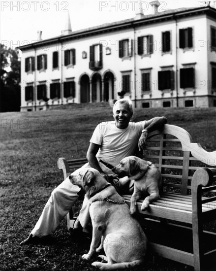 *11.07.1934- Modeschöpfer, Designer, Italien Porträt mit Hunden vor seinem Palazzo in der Nähe von Mailand [ Personenarchiv Aufsicht:A:Armani, Giorgio /1 :Portrait Einzelaufnahme:Armani, Giorgio /1 Porträt ] [HINWEIS: Digitalisierung aus einem Fremdarchiv. Vor Verwendung bitte die Nutzungsrechte klären. Ansprechpartner: servicedesk@picture-alliance.com]