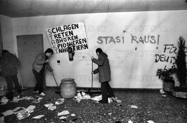 Prise d'assaut du siège de la Stasi, 1990