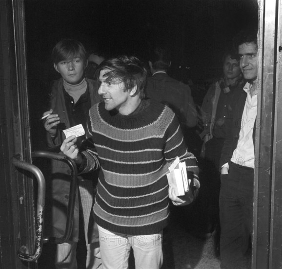 Student leader Rudi Dutschke during the attempt to reach the building