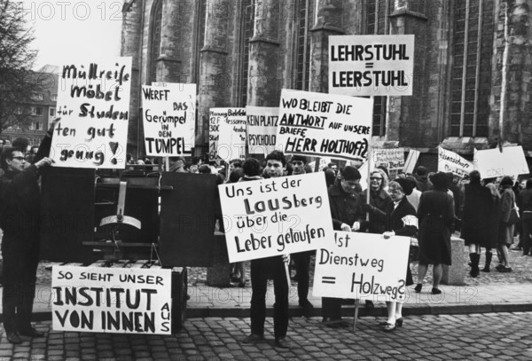 Le 1er février 1968, 600 étudiants de l'université de Münster, manifestent contre les conditions de vie à l'Institut de psychologie de l'université de Münster