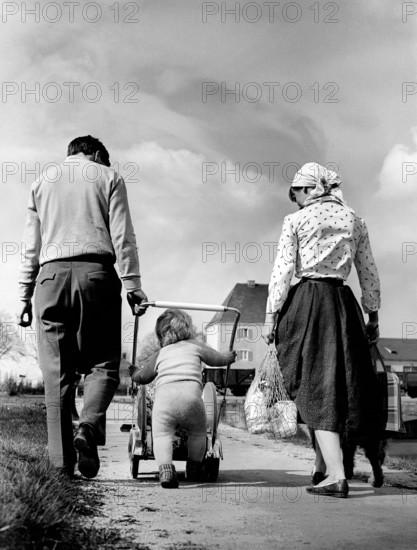 Une famille rentrant des courses, années 50