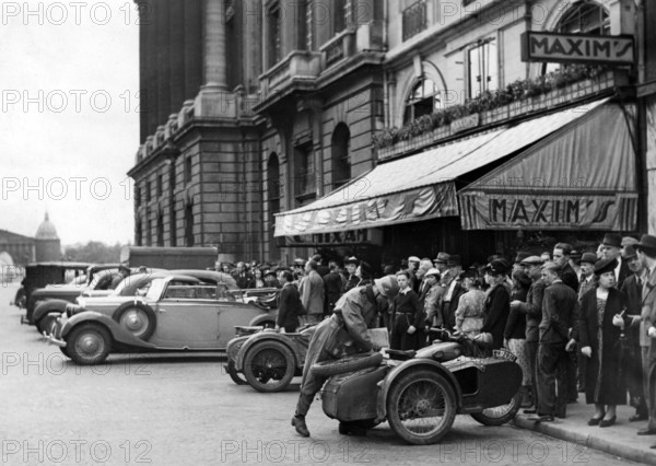 Vor der Bar Maxim's in der Rue Royale