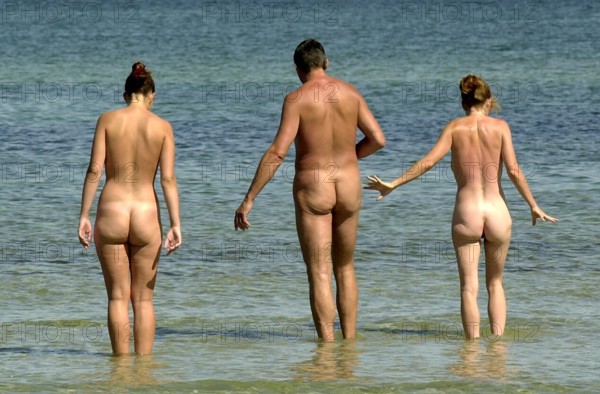 Naturiste sur la plage du camping Regenbogen-Ressort à Prerow