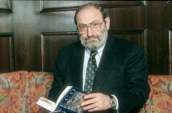 Umberto Eco 03/95 kück Mann Literatur Autor Italien Bart seriös grauhaarig Halbglatze Brille quer halb sitzend Sakko Krawatte Buch Hände neutral